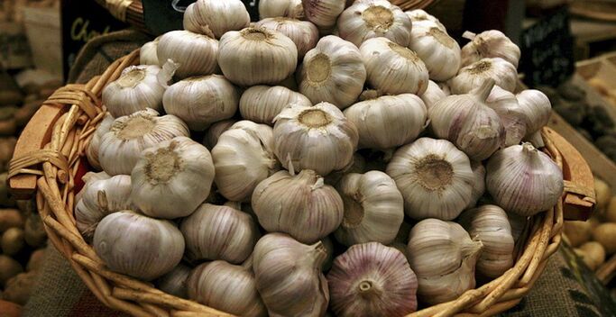 Garlic normalizes blood circulation in the male genitals